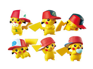 Modellini dei Pikachu con i cappelli di Ash