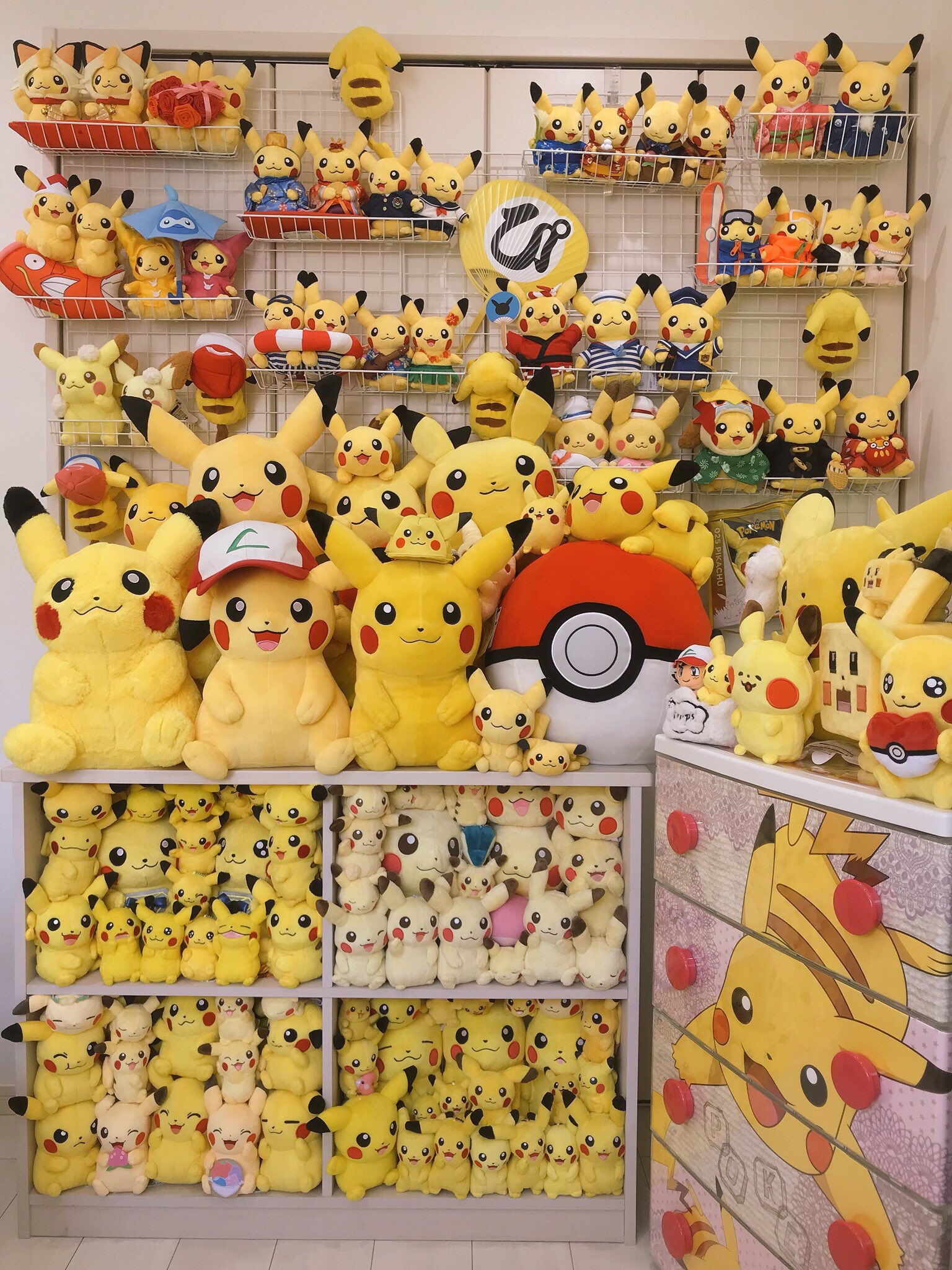 FOTO] Un fan ha la più gigantesca collezione di gadget e peluche di Pikachu!  – Pokémon Times, cattura tutte le novità!